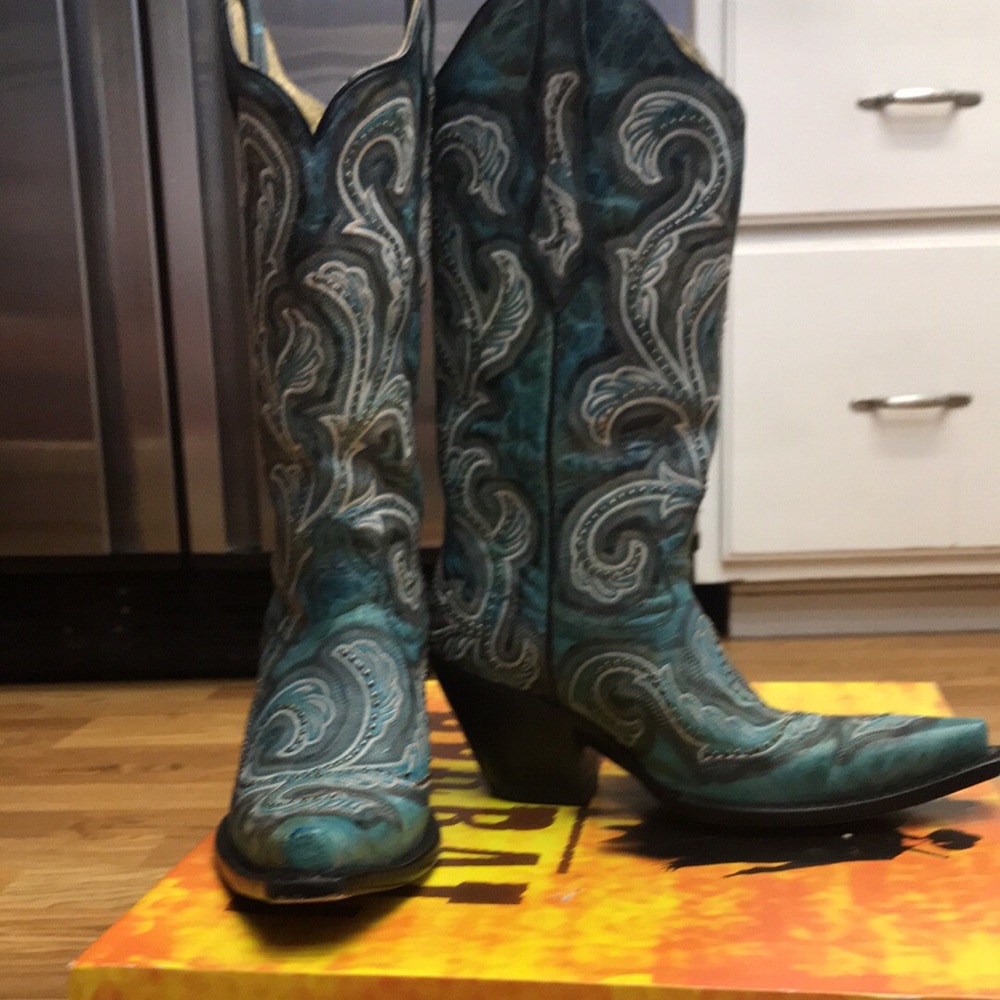 Size 7 Corral nip toe boots